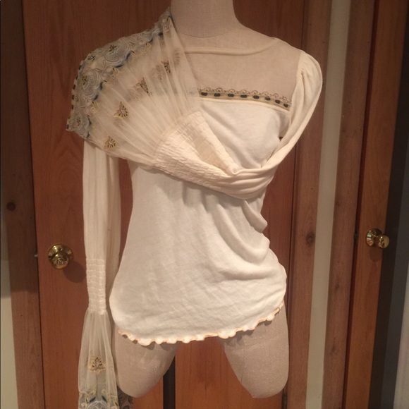 Free People top embroidered bell sleeves M NWOT - Picture 3 of 5